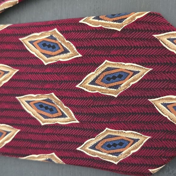 Brooks Brothers Burgundy Tie with Gold Design - Picture 3 of 4